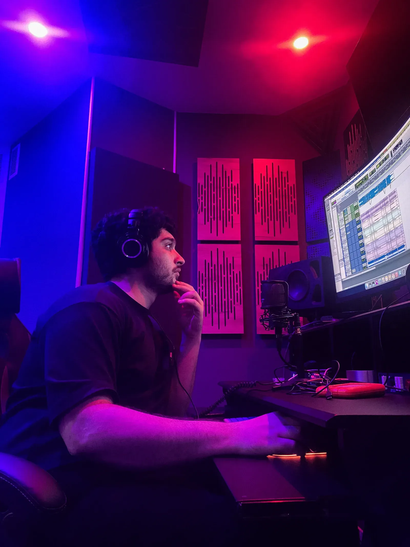 HkaN en studio devant ses écrans de production